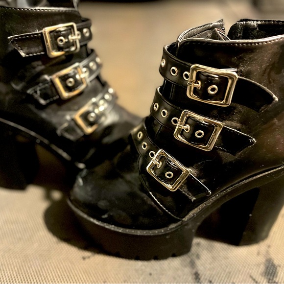 Women’s platform boots. - Picture 1 of 5